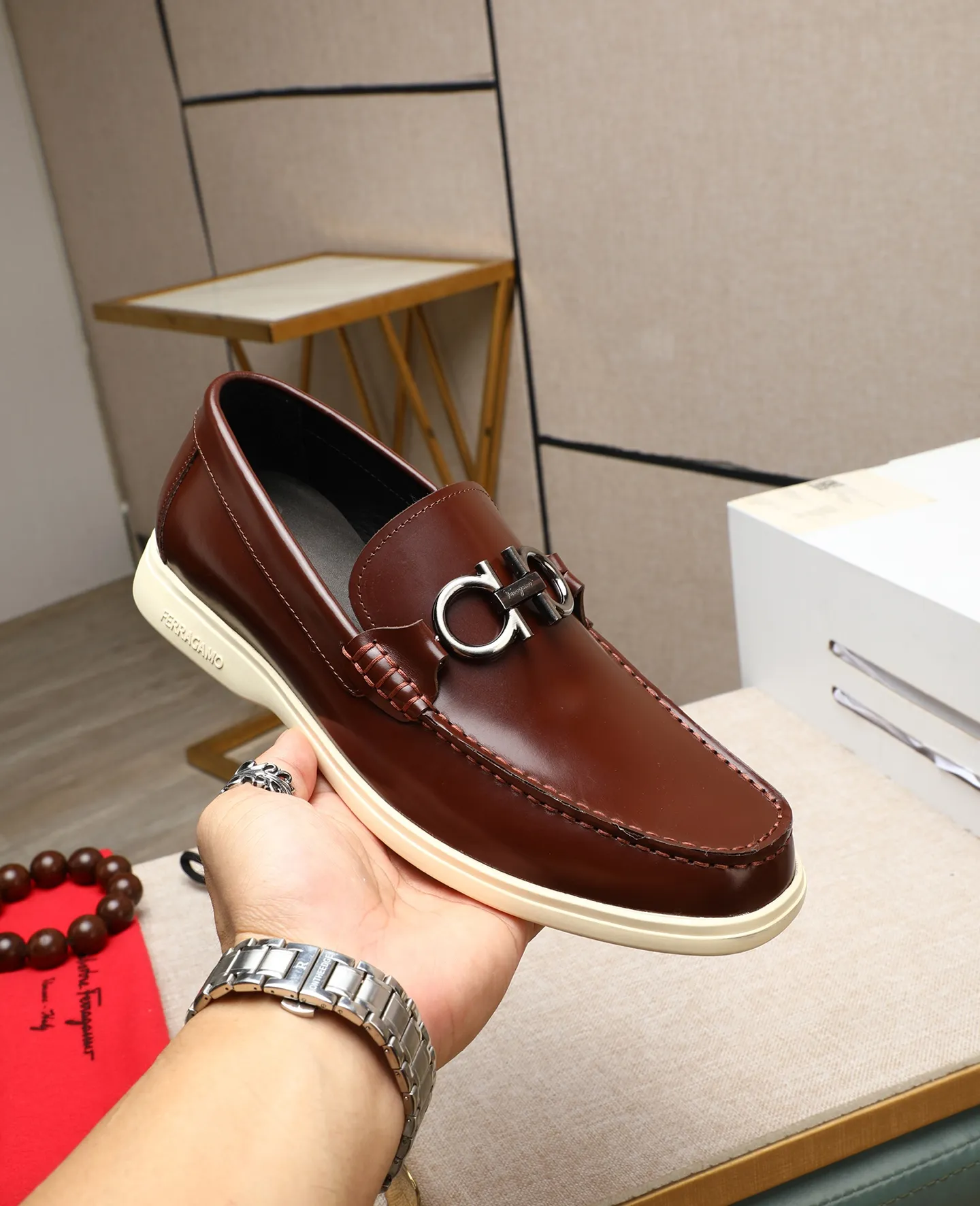 Men's shoes 💰580 📛📛(water-dyed cow lining) Salvatore Ferragamo high-end (Salvatore Ferragamo) is the top international luxury footwear brand. It comes from the fashion kingdom of Italy. It is famous all over the world for its traditional handmade design and novel styles... 🚶🏻🚶🏻New suit shoes are available simultaneously at the counter. This style is purely handmade. The fabric is imported Italian calfskin➕Soft water-dyed cowhide lining. Original authentic outsole🌀🌀Size: 38➖44 (45 46 customized)